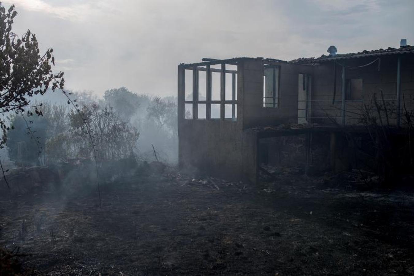 Los daños materiales del fuego. La casa rectoral de Guillamil, en Rairiz de Veiga, calcinada por el fuego