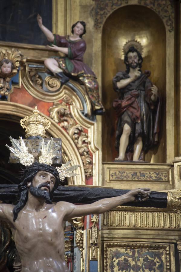 Los titulares de la Exaltación, en el altar mayor de Santa Catalina