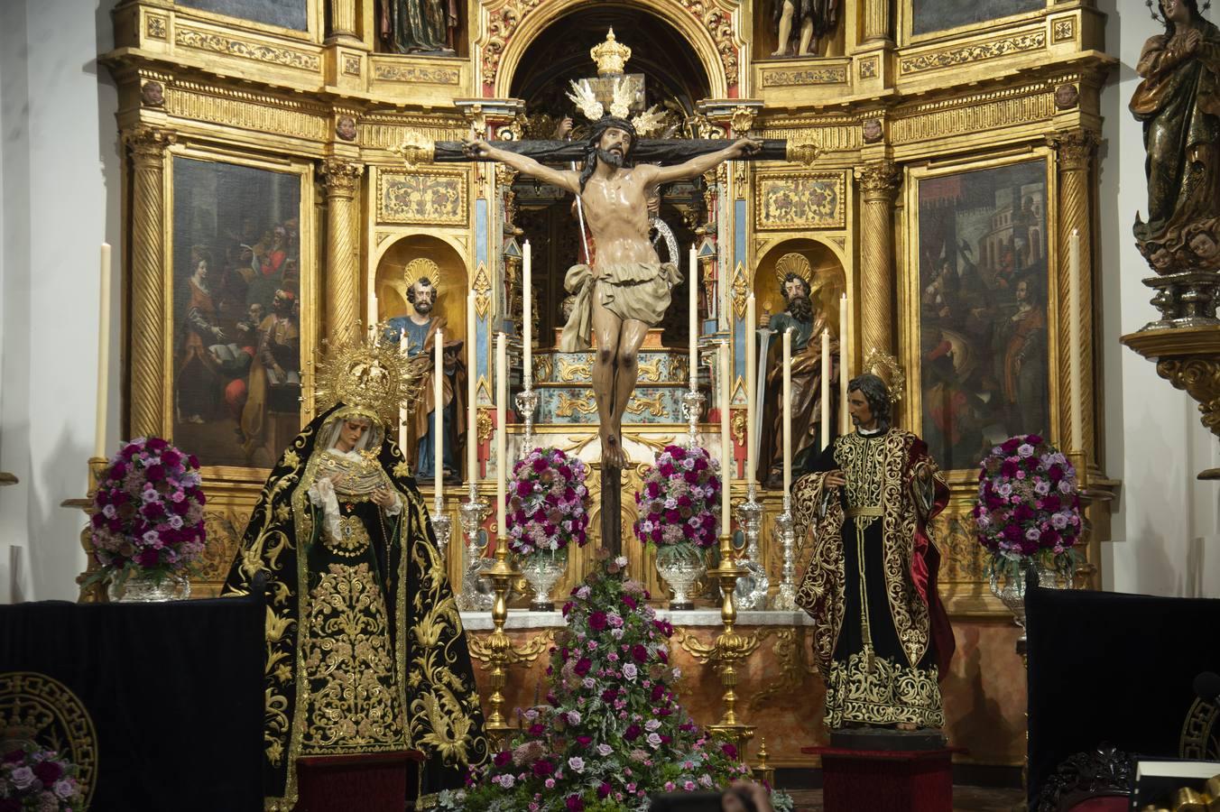 Los titulares de la Exaltación, en el altar mayor de Santa Catalina