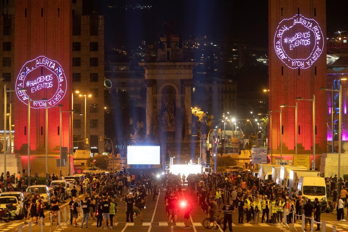 Según datos facilitados a Europa Press por la organización, en torno a 25.000 personas han participado en esta protesta masiva, presente en 25 ciudades españolas. En todas ellas se ha hecho recordatorio de la necesidad de mantener una distancia mínima por motivos sanitarios, que los asistentes han cumplido en todo momento. Foto de Barcelona. 