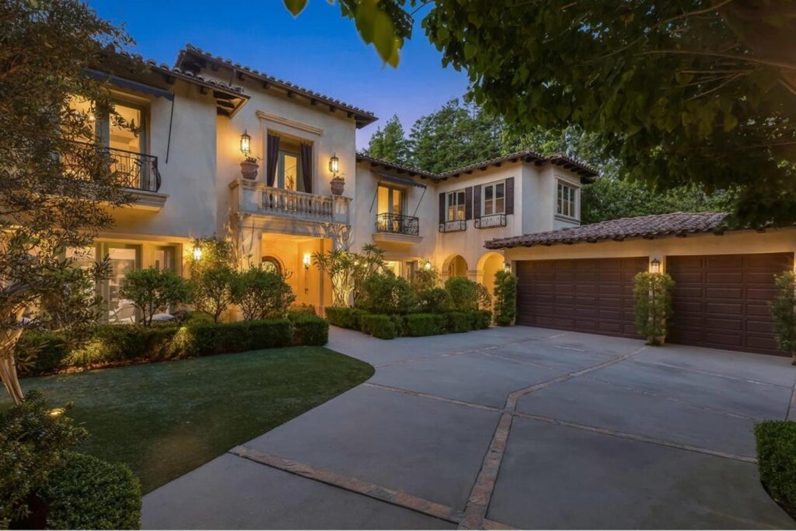 Britney Spears y su mansión de Beverly Hills. La intérprete de Toxic puso por primera vez en el mercado su lujosa vivienda, allá por 2018, por un precio de 9 millones de euros. A priori, no resulta una cantidad nada elevada si se tiene en cuenta todos los lujos que ofrece. Dispone de seis dormitorios de tipo suite con balcón y vestidor y siete cuartos de baño. Dos años después de lanzarla a la venta, y ante la imposibilidad de venderla, ha decidido rebajarla en casi 3 millones.