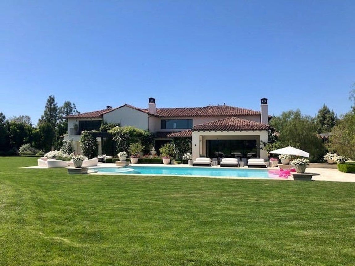 Khloé Kardashian y su mansión en Calabasas. La hermana de Kim kardashian puso a la venta hace unos meses la mansión en la que ha vivido durante los últimos años de grabación del reality familiar. La empresaria ha decidido poner en el mercado su mansión de Calabasas por 17,08 millones de euros, mansión que Khloé compró a Justin Bieber hace 6 años. El inmueble dispone de seis habitaciones y siete cuartos de baños y está ubicado en un terreno de más de 1.000 metros cuadrados.