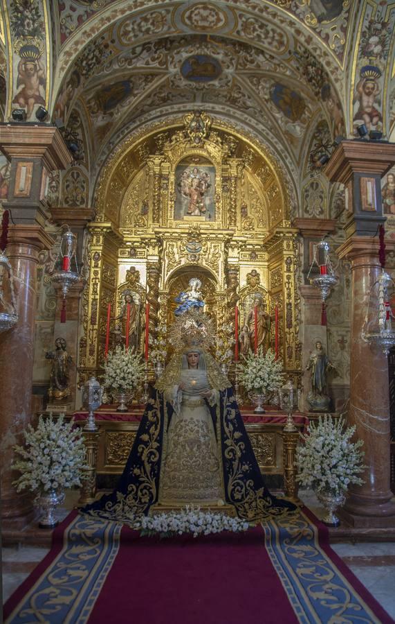 El «besamanos» de la Virgen del Dulce Nombre