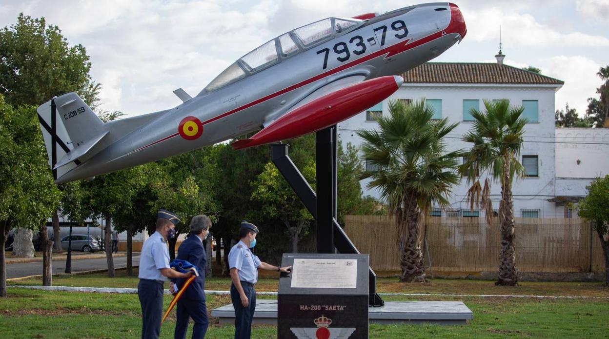 Inauguración de un monumento de un avión Saeta en el acuartelamiento de Tablada