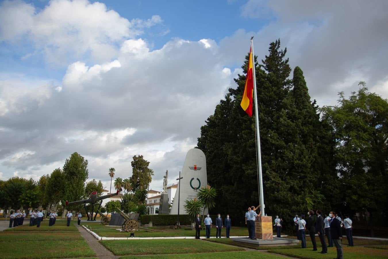 Inauguración de un monumento de un avión Saeta en el acuartelamiento de Tablada