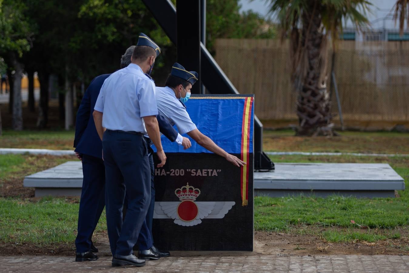 Inauguración de un monumento de un avión Saeta en el acuartelamiento de Tablada