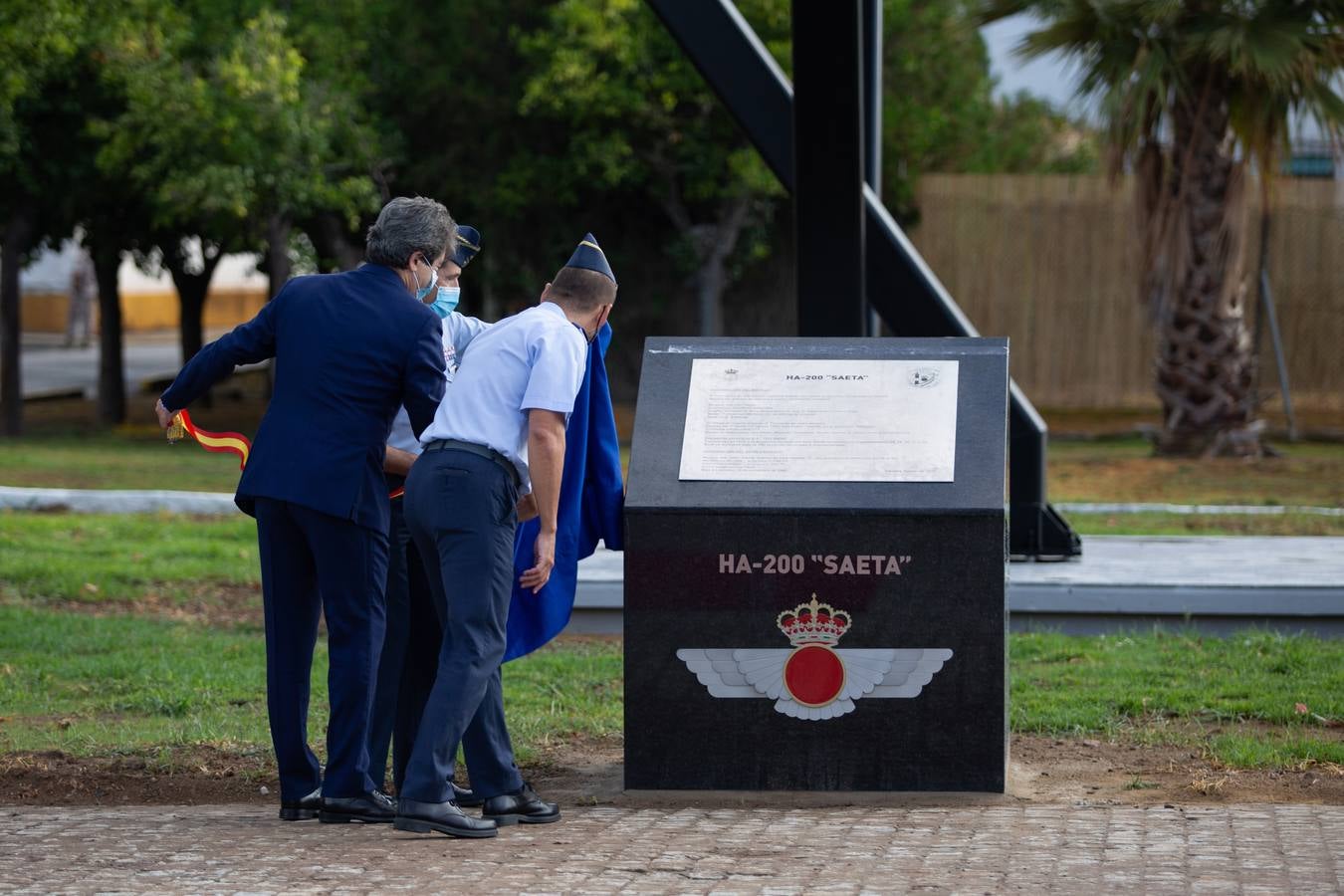 Inauguración de un monumento de un avión Saeta en el acuartelamiento de Tablada