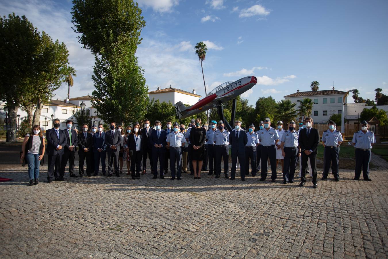 Inauguración de un monumento de un avión Saeta en el acuartelamiento de Tablada