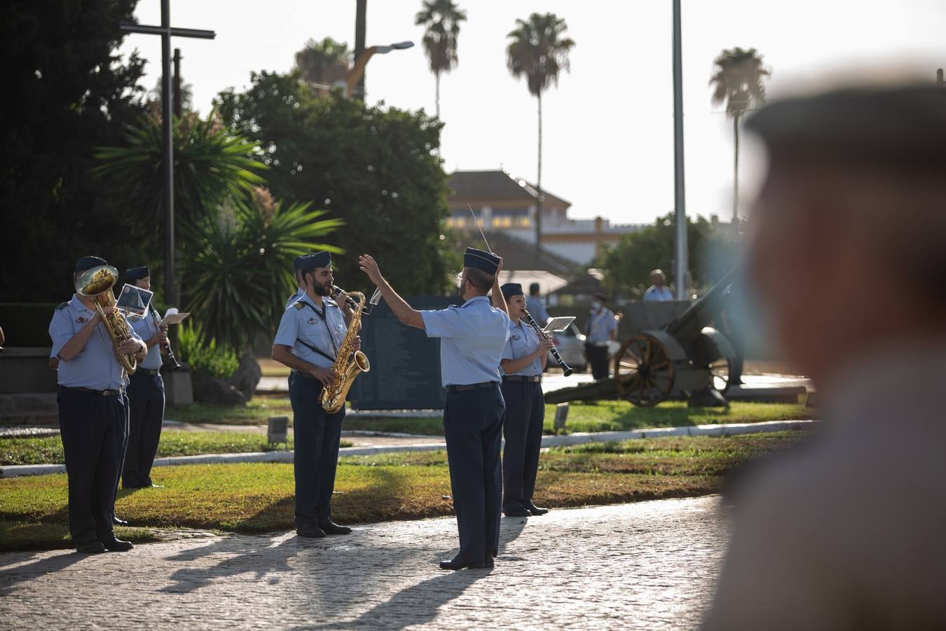 Inauguración de un monumento de un avión Saeta en el acuartelamiento de Tablada