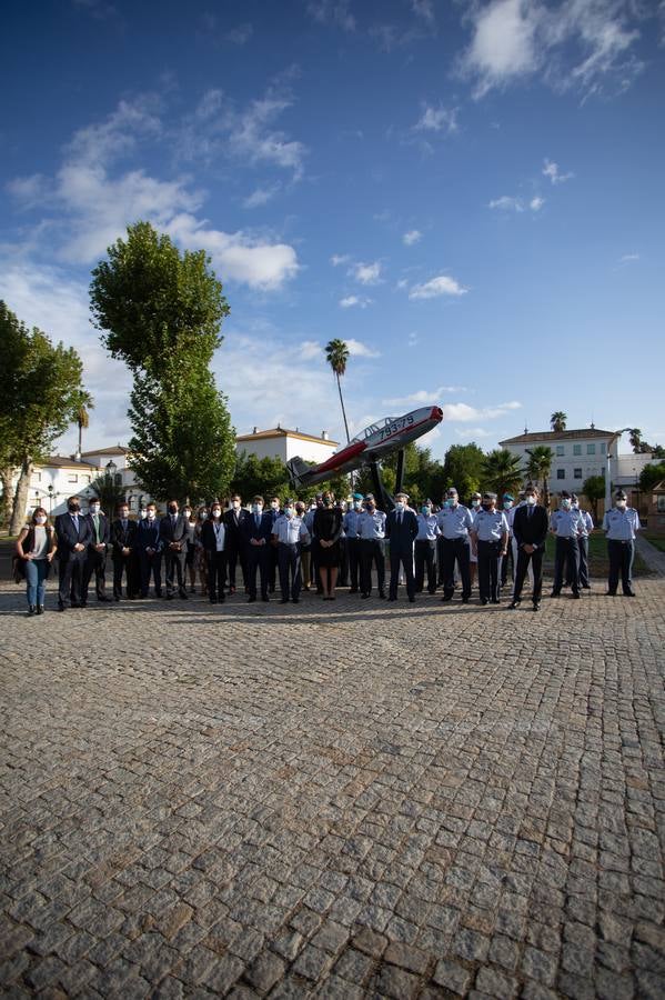 Inauguración de un monumento de un avión Saeta en el acuartelamiento de Tablada