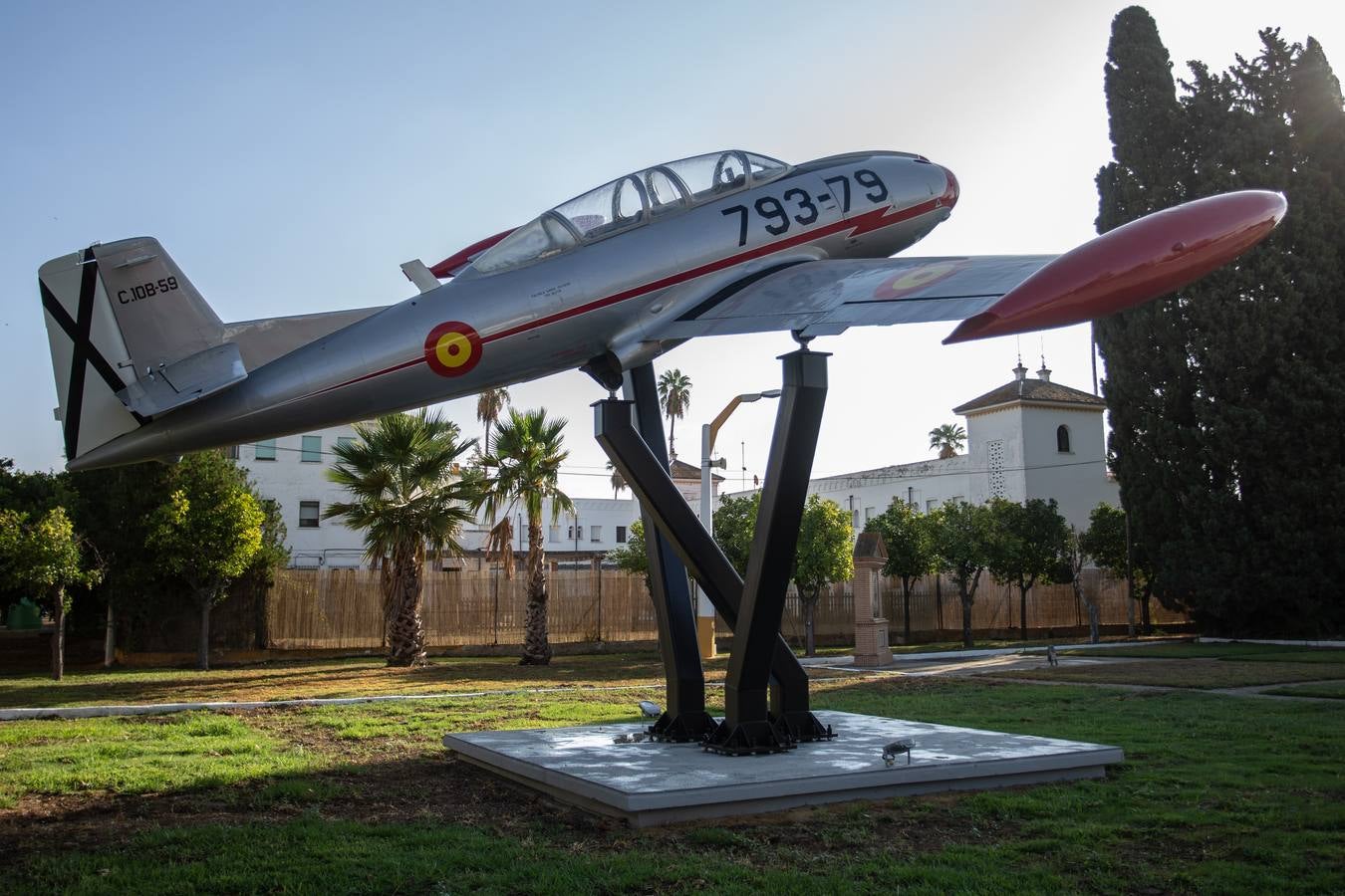 Inauguración de un monumento de un avión Saeta en el acuartelamiento de Tablada