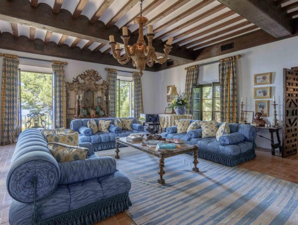 Michael Douglas y su finca en Mallorca. Muchos son los años que el reputado actor lleva intentando vender su increíble mansión situada en S’Estaca. La propiedad en cuestión, por la que pedía 28,9 millones de euros pertenece tanto al artista, como a su ex mujer Diandra Lucker. Ambos se turnaban la propiedad para veranear allí. Tras más de 5 años intentando venderla, parece que la ex pareja ha decidido sacarla del mercado inmobiliario temporalmente.