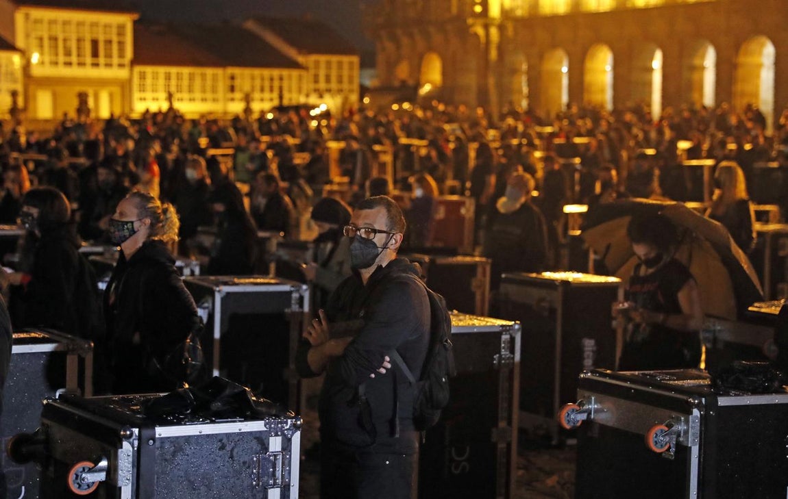 «Habíamos tenido dudas porque con la actual situación se podía ver como una marea, pero es evidente que las acciones hechas hasta ahora no han funcionado para concienciar», ha explicado a Europa Press el portavoz de Alerta Roja, Iván Espada, quien reconoce que no se hizo un «llamamiento masivo». Foto en Santiago de Compostela. 