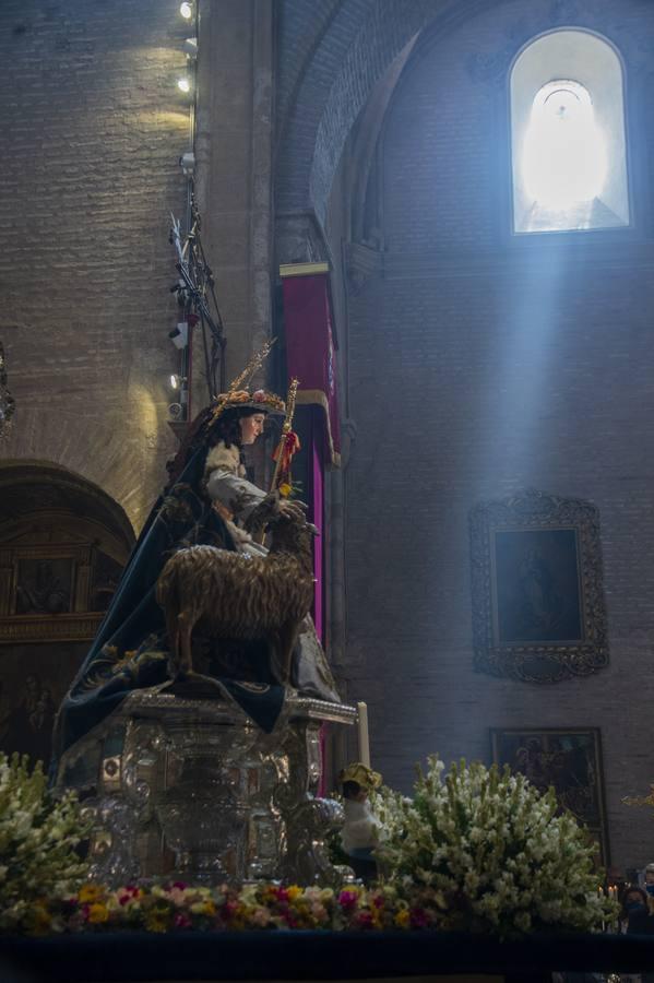 La Pastora de Triana, desde el interior de Santa Ana