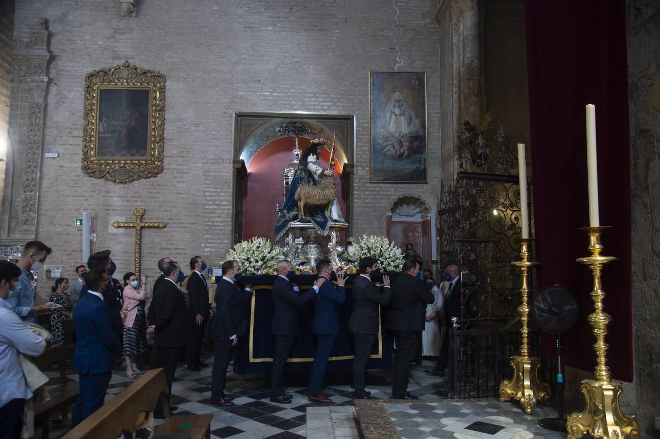 La Pastora de Triana, desde el interior de Santa Ana