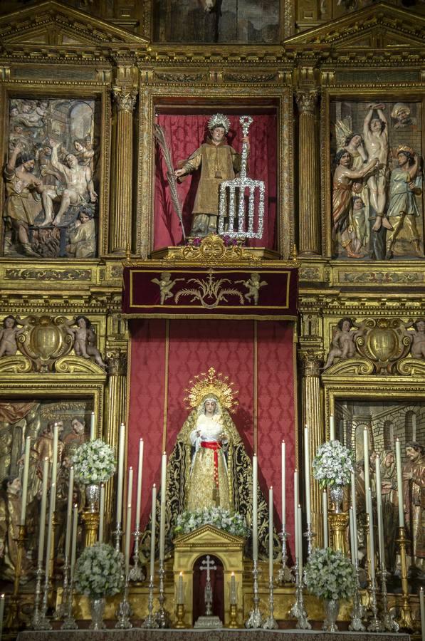 La Soledad de San Lorenzo en el altar mayor de la parroquia