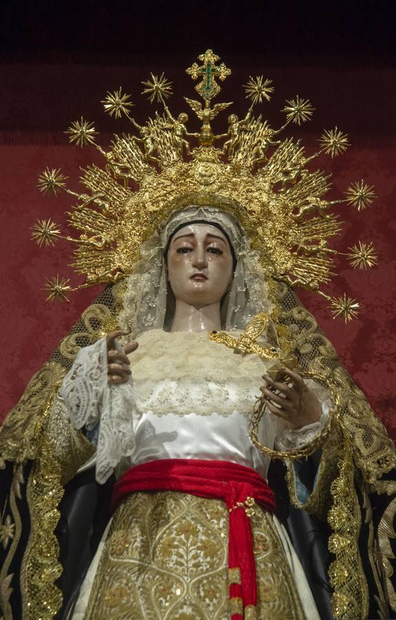 La Soledad de San Lorenzo en el altar mayor de la parroquia