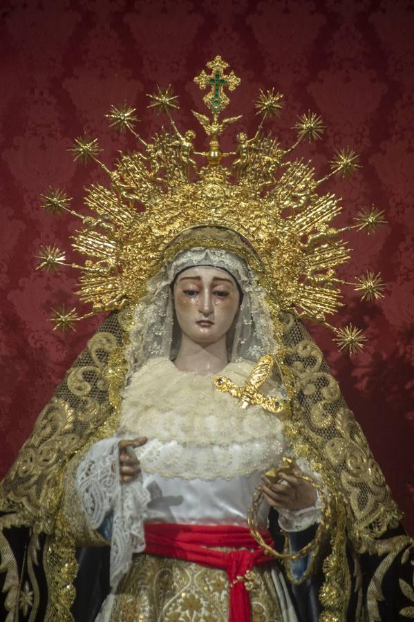 La Soledad de San Lorenzo en el altar mayor de la parroquia