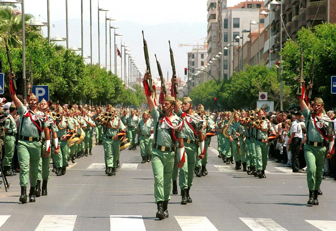 Fusiles al aire. Desfile por el día de las Fuerzas Armadas en Almería, en el que ciento cincuenta y seis legionarios realizaron la jura a la bandera por ultima vez en España en 2001
