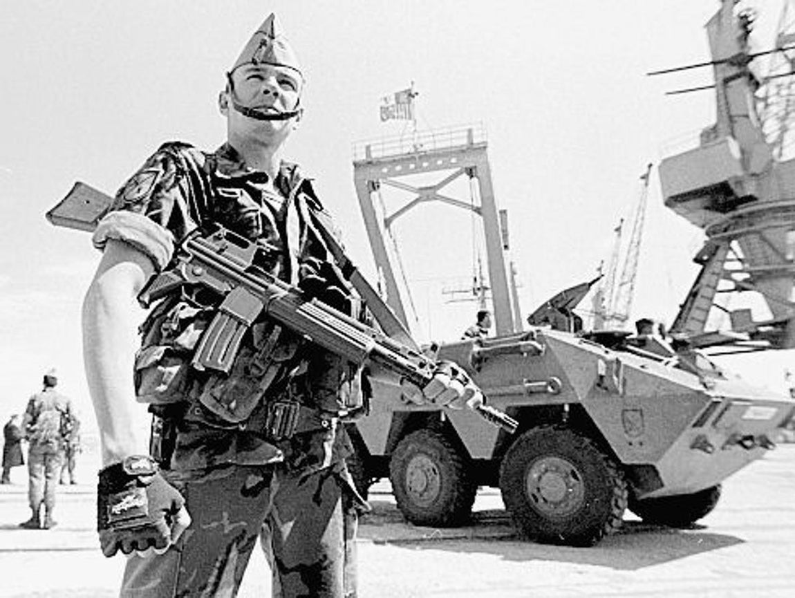 Apoyo en misiones especiales. Un soldado posa firme en el Puerto de Durres, en Albania