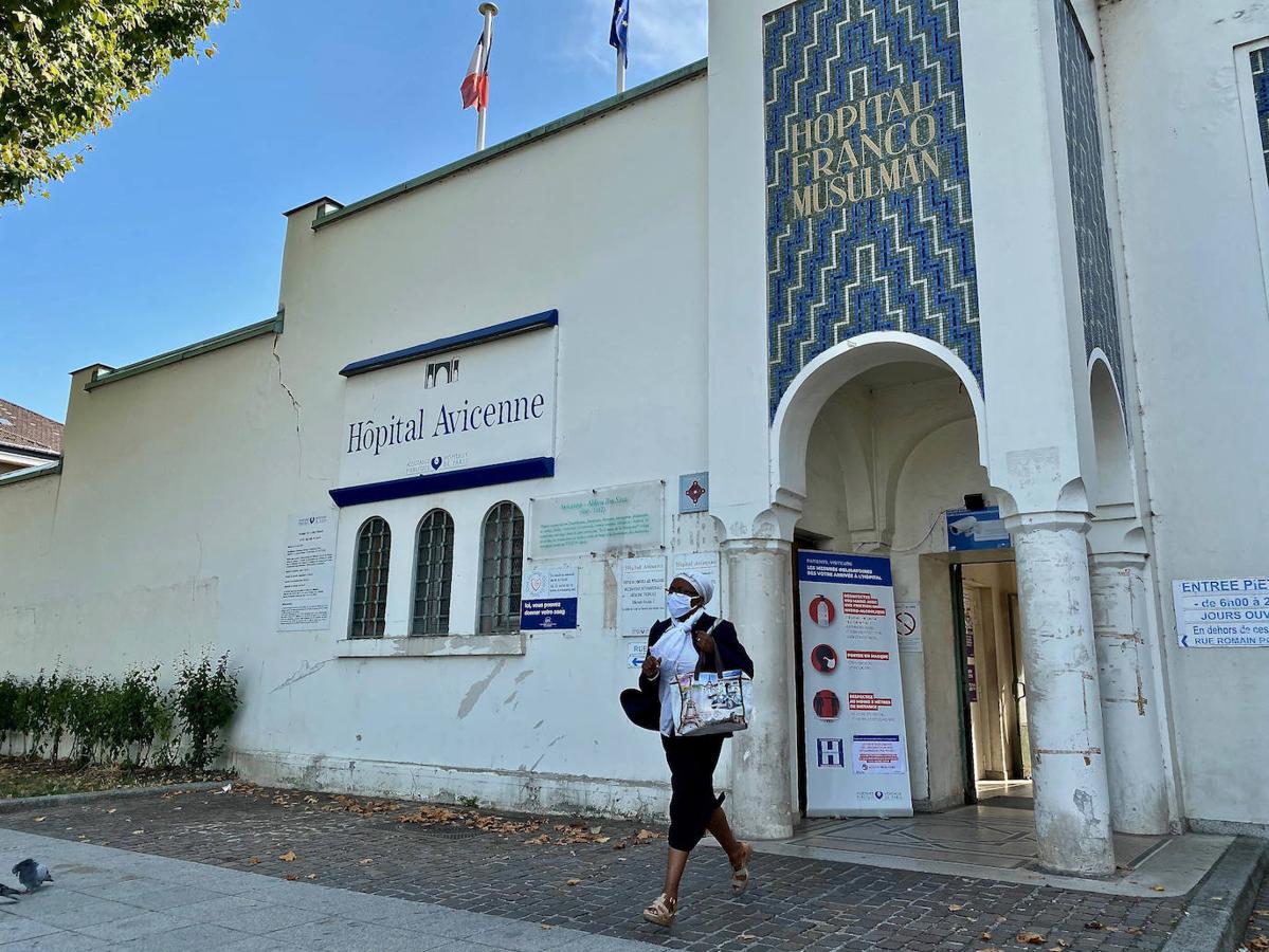 Bobigny ... sede de un hospital ultrasimbólico, el Hospital franco musulmán Avicena (título exacto), construído en 1938, para intentar fomentar la integración musulmana... Bobigny... ciudad muy violenta, con un multiculturalismo con tendencias musulmanas enfrentadas entre integracionistas y no integracionistas... fue uno de los hospitales donde comenzó la pandemia francesa.... 