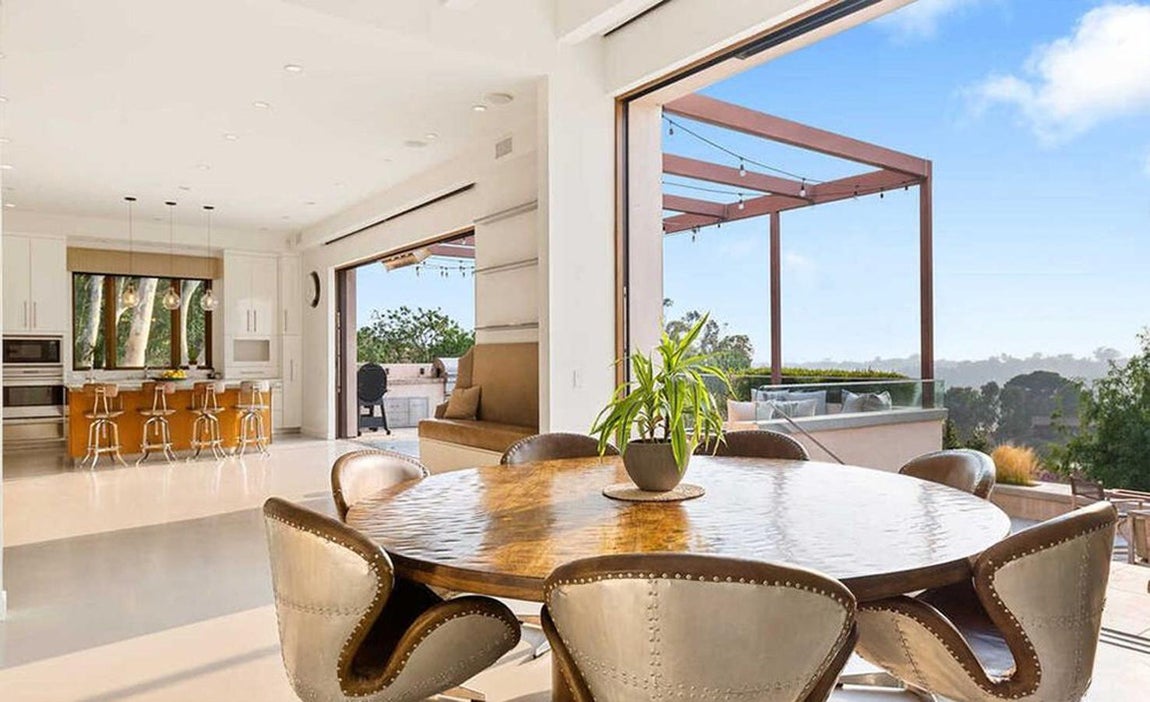 La mansión en venta de Elsa Pataky y Chris Hemsworth. La casa posee una superficie de 500 metros cuadrados y se divide en 2 plantas donde no faltan las terrazas en las que disfrutar de las vistas. Todas ellas comunican con el interior mediante grandes ventanales que además ofrecen un extra de luz.