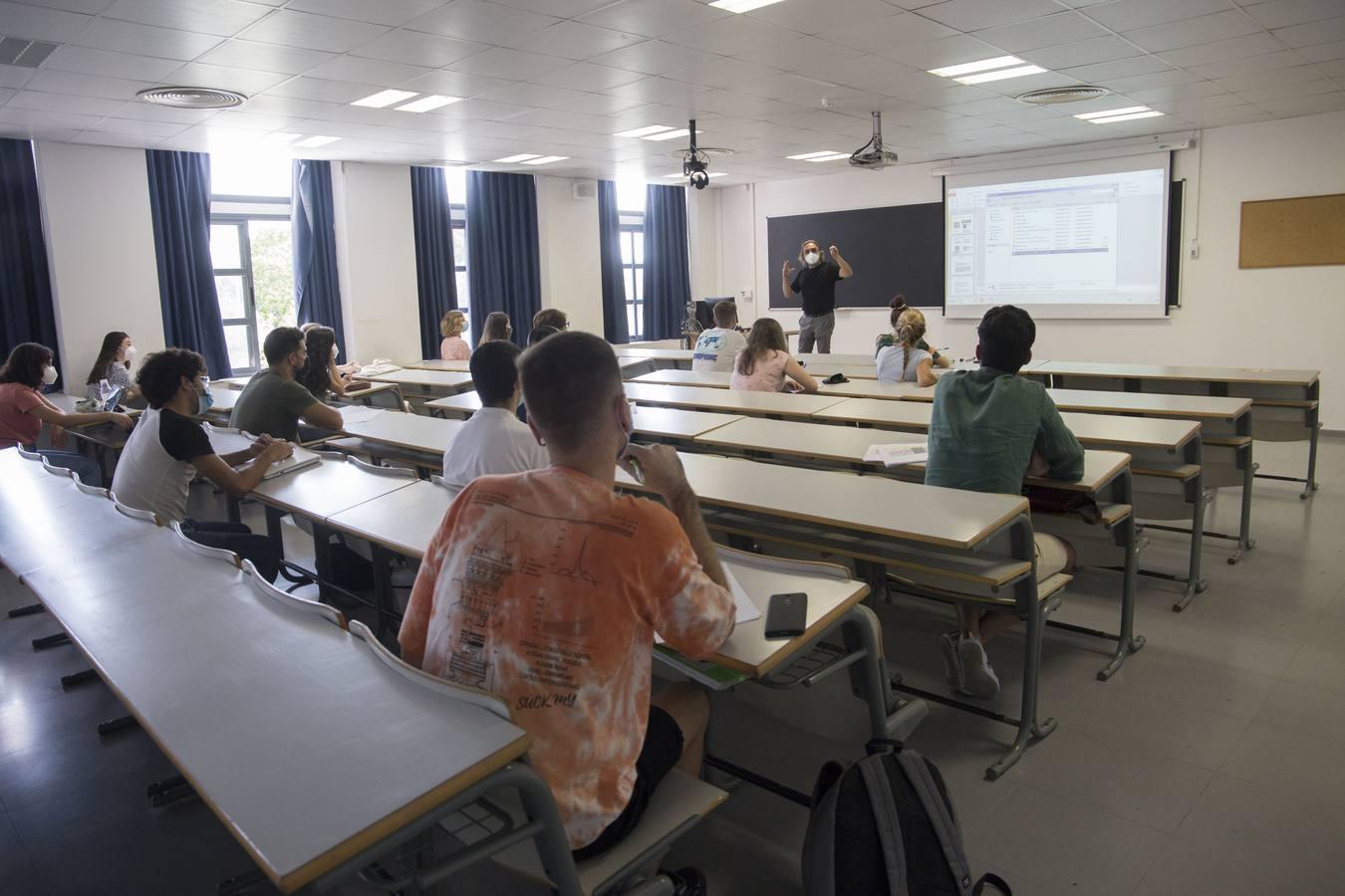 Un solitario primer día de curso en la Universidad Pablo de Olavide