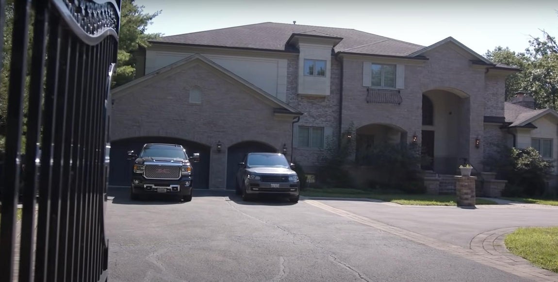 La mansión de Scottie Pippen en Chicago. La residencia se encuentra en uno de los mejores barrios de Chicago y posee una gran parcela que le confiere una cierta independencia. El espacio se reparte en dos plantes y un sótano de gran tamaño. No falta tampoco una pequeña casa de invitados y un amplio jardín.