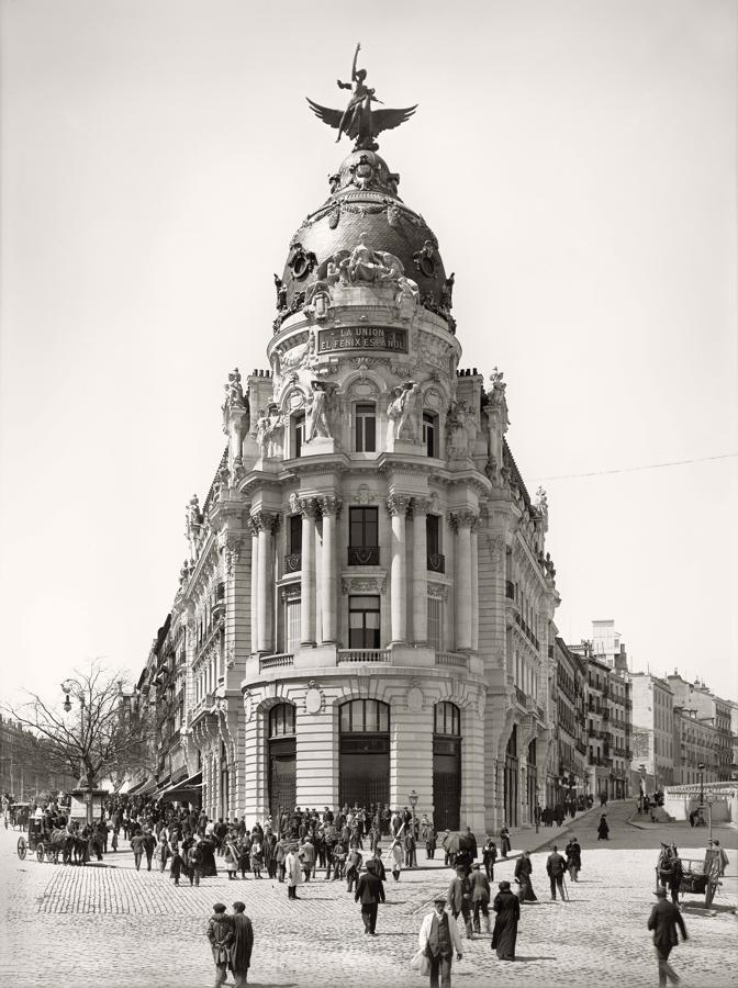 Edificio de la Unión y el Fénix en la esquina de Alcalá y Gran Vía, cuando se iniciaba la construcción de éste, en 1910. Fotografía de Christian Franzen y Nisser.. 