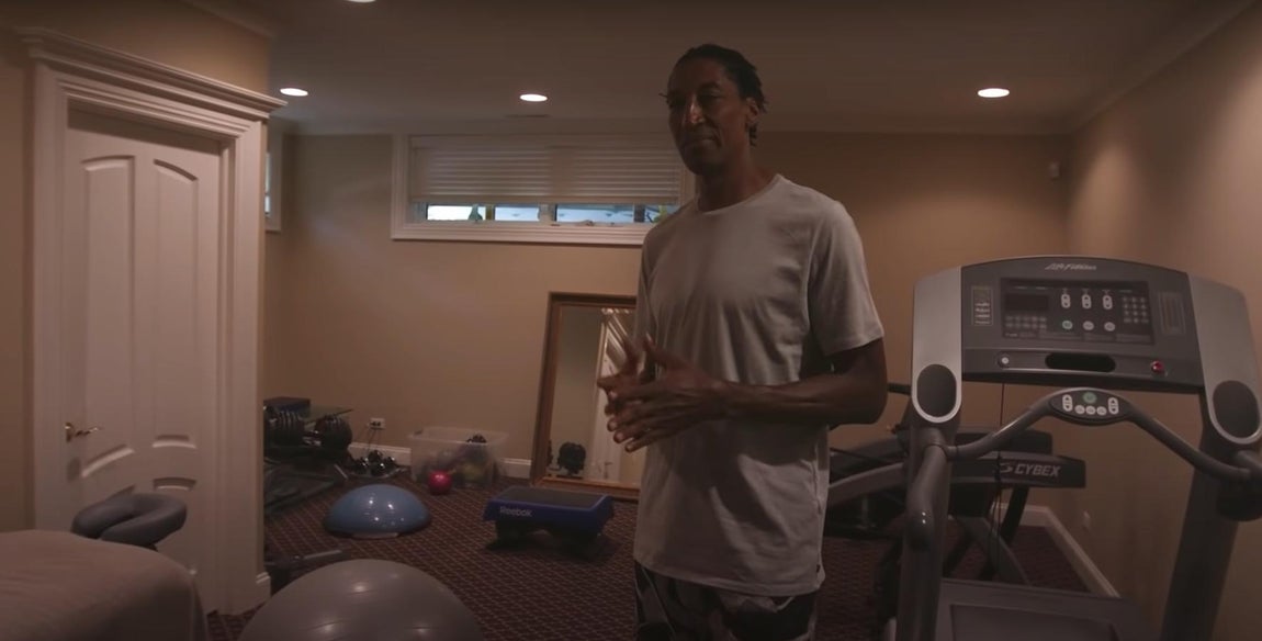 La mansión de Scottie Pippen en Chicago. Tal y como muestra en el video, aunque en la actualidad esta casa la utilice para los fines de semana y alguna que otra escapada, no falta un gimnasio equipado con máquinas de cardio, pesas y demás herramientas para realizar otro tipo de disciplinas.