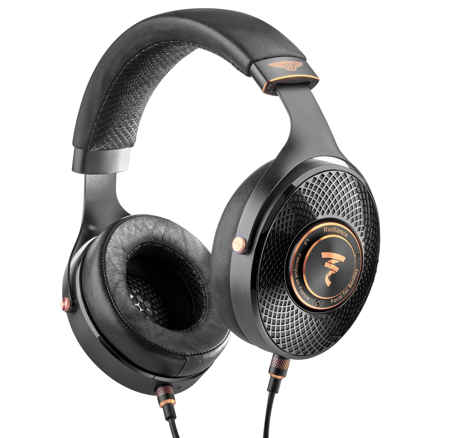 Cascos Bentley. La firma de coches de lujo inglesa se ha unido con Naim Audio y Focal para crear un altavoz y unos cascos de alta gama con un sonido excepcional. Su estética está basada en el diseño del Mulliner Bacalar de Bentley y el EXP 100 GT. Los cascos, en tonos negros y ocre, están fabricados en Francia y tienen un acabado en piel de guante Pittards suave y transpirable. Si quieres hacerte con ellos puedes reservarlos a través de la web de Bentley. Las entregas se realizarán a partir del 26 de octubre y su precio es de 1.308 euros