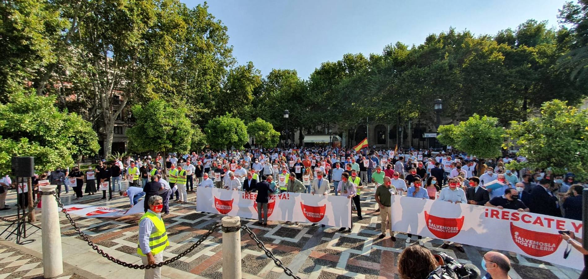 La protesta de los hosteleros de Sevilla, en imágenes