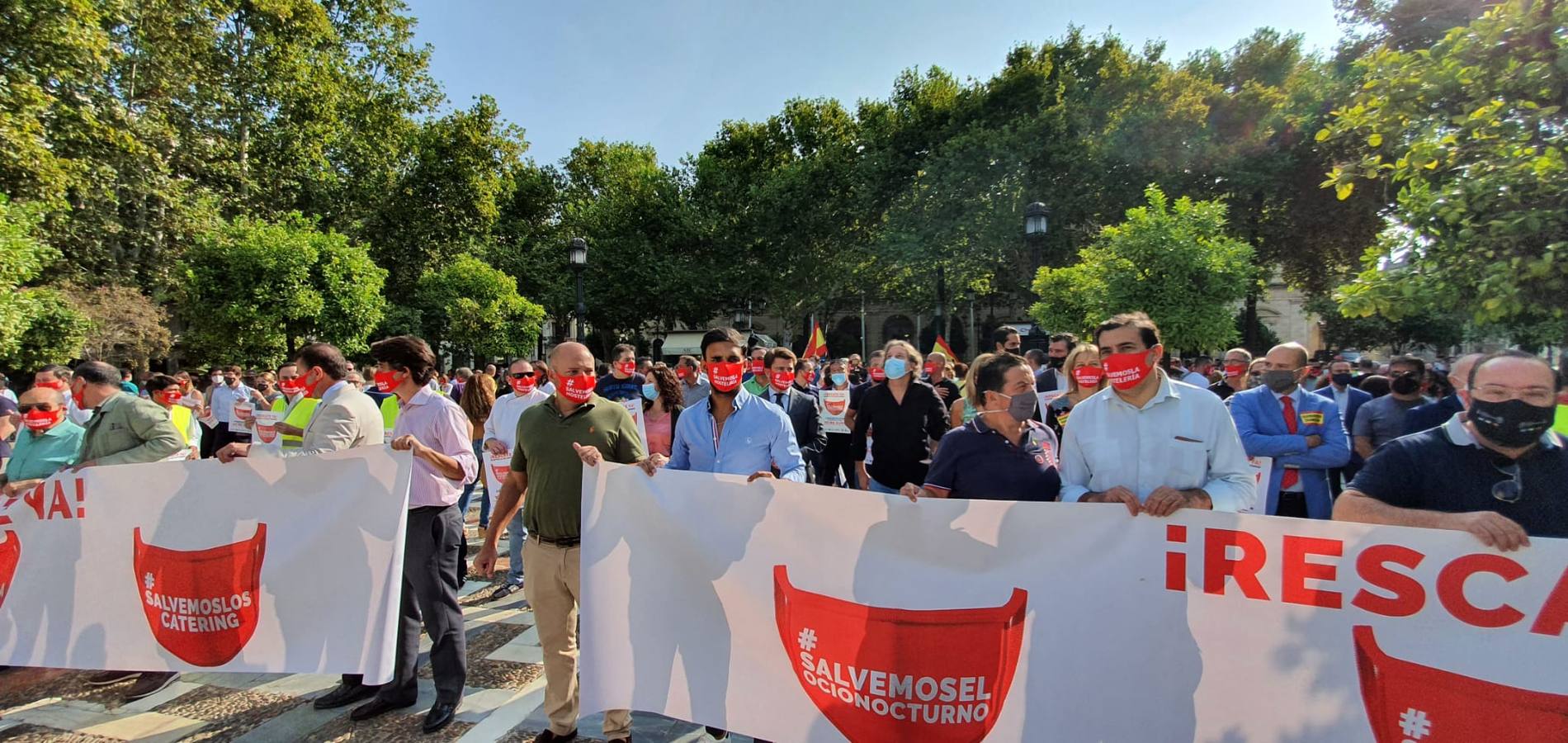 La protesta de los hosteleros de Sevilla, en imágenes