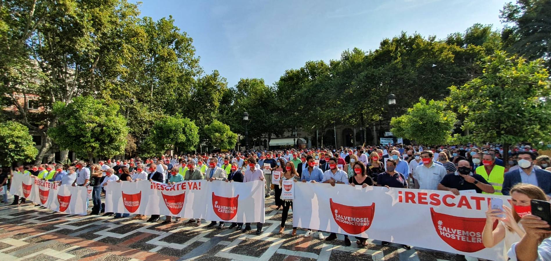 La protesta de los hosteleros de Sevilla, en imágenes