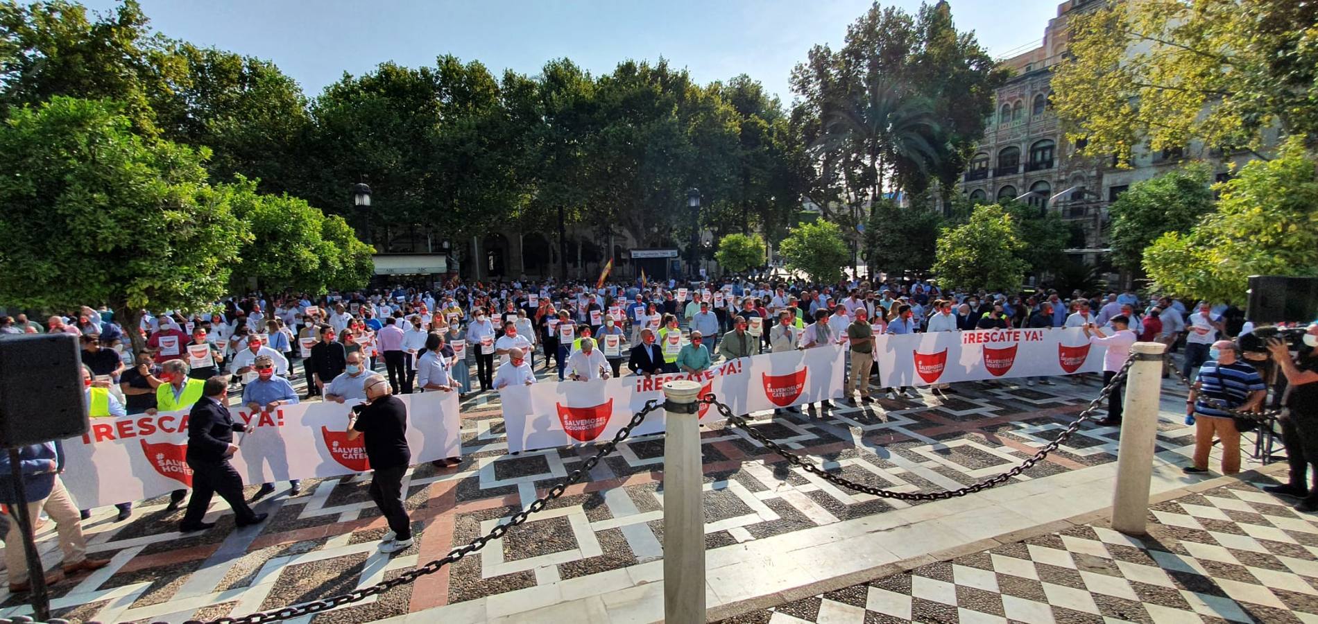 La protesta de los hosteleros de Sevilla, en imágenes