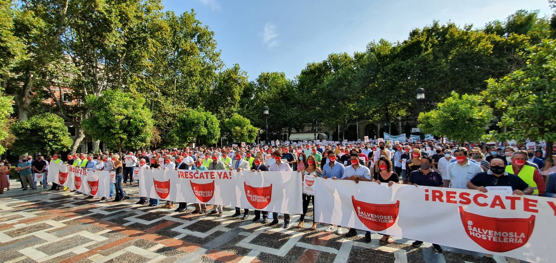 La protesta de los hosteleros de Sevilla, en imágenes