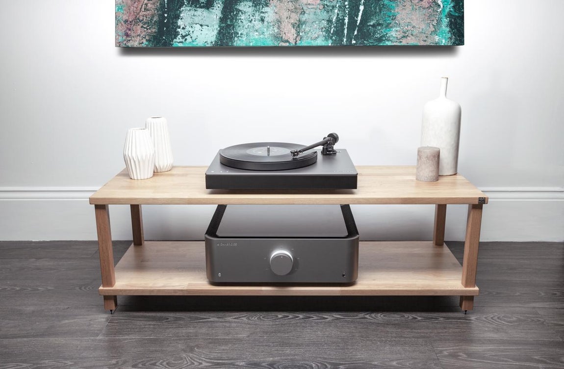 Tocadiscos Cambridge Alva TT. Para los más nostálgicos y amantes del buen sonido es este tocadiscos de Cambridge Audio. El modelo Alva TT es el mejor diseño de alta gama en lo que va de año. Se trata de un modelo de tracción directa que mejora la estabilidad y la precisión con respecto a los modelos de correa. Incluye, además, conexión Bluetooth con un alcance de hasta 10 metros, brazo de lectura de una sola pieza y preamplificador de phono integrado que simplifica el proceso de conexión física. Su precio es de 1.699 euros.