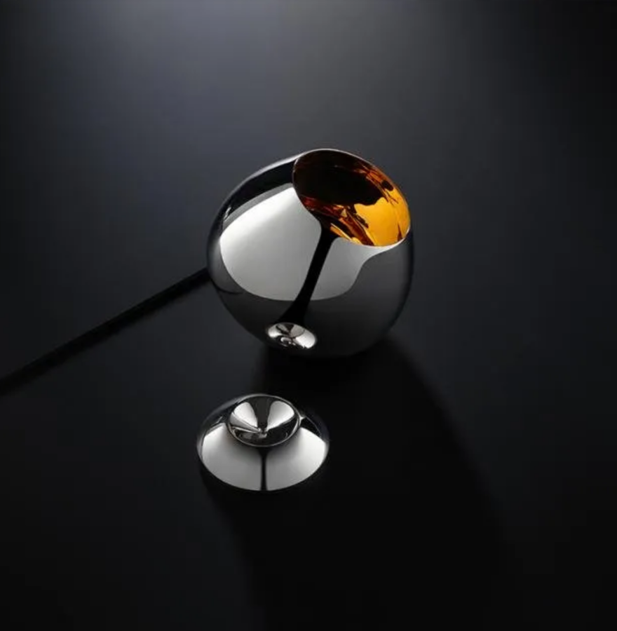 Vaso Gold Beaker. Perfecto para los amantes del coñac es el nuevo vaso de Puiforcat, el Cognac Beaker, un modelo de plata esterlina forrado en el interior con oro. Lo más revolucionario de este diseño es que su interior se pone rojo cuando es salpicado con el alcohol y, además, es capaz de mantener los aromas de la bebida. Su precio es de 1.900 euros.