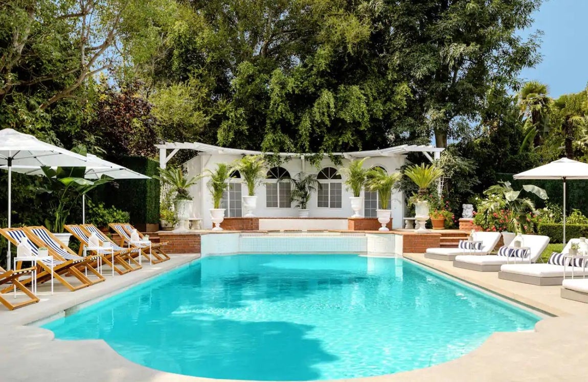 Los detalles sobre el alquiler de la mansión de "El príncipe de Bel Air". Si el tiempo acompaña los anfitriones podrán disfrutar de la majestuosa piscina y los elegantes jardines.