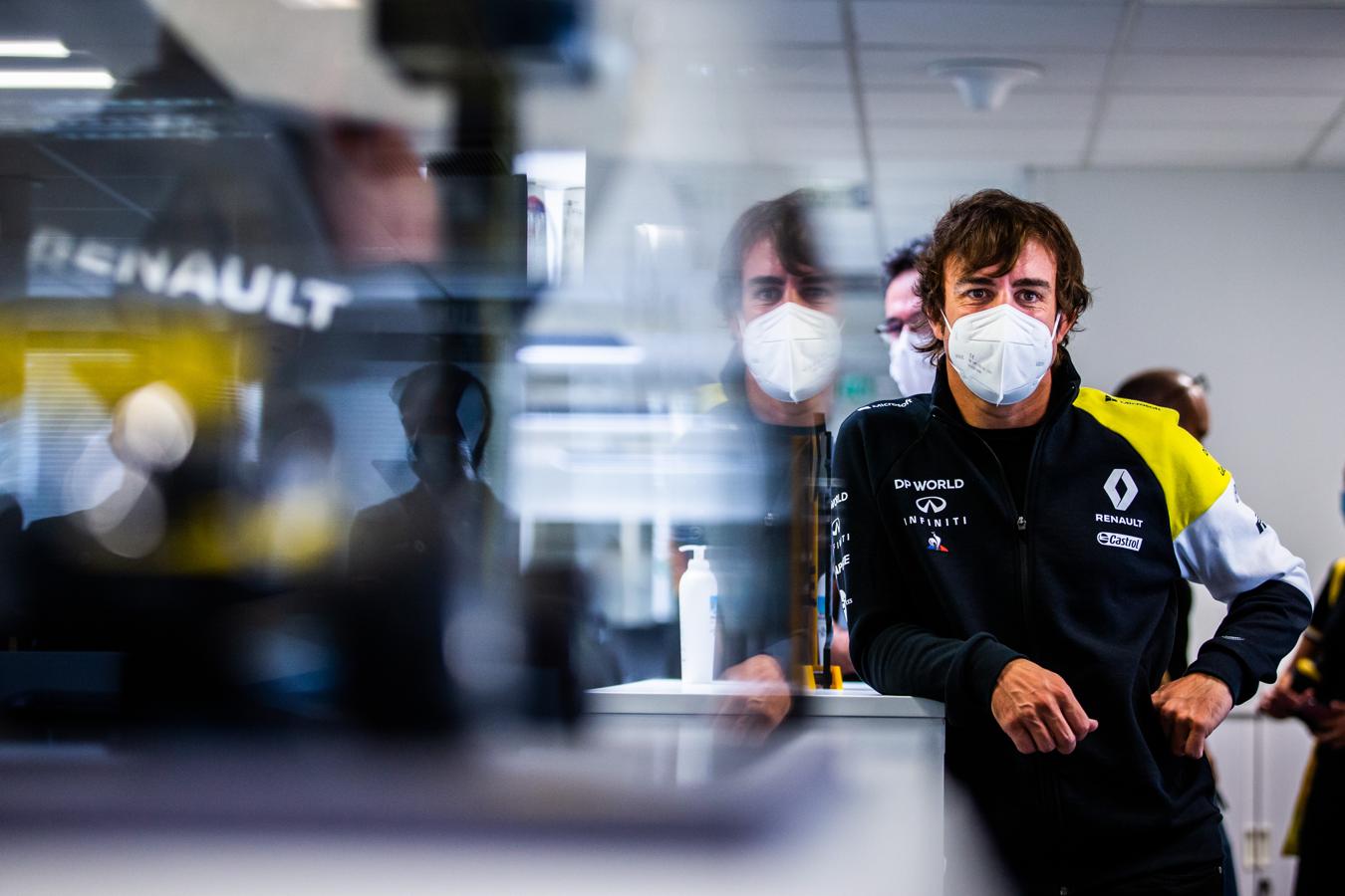 El «primer día de colegio» de Alonso en Renault