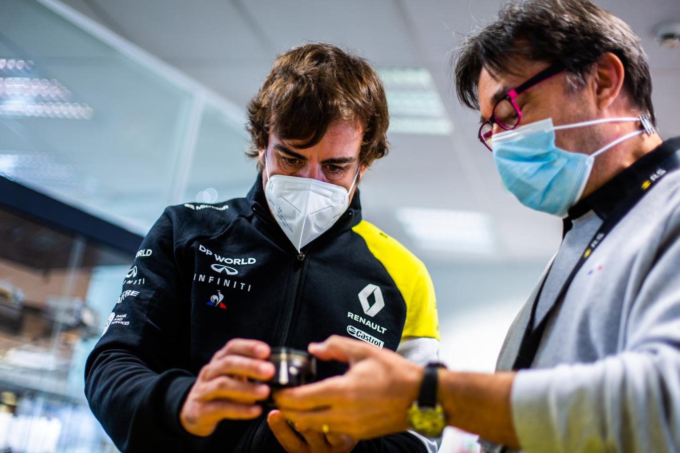 El «primer día de colegio» de Alonso en Renault