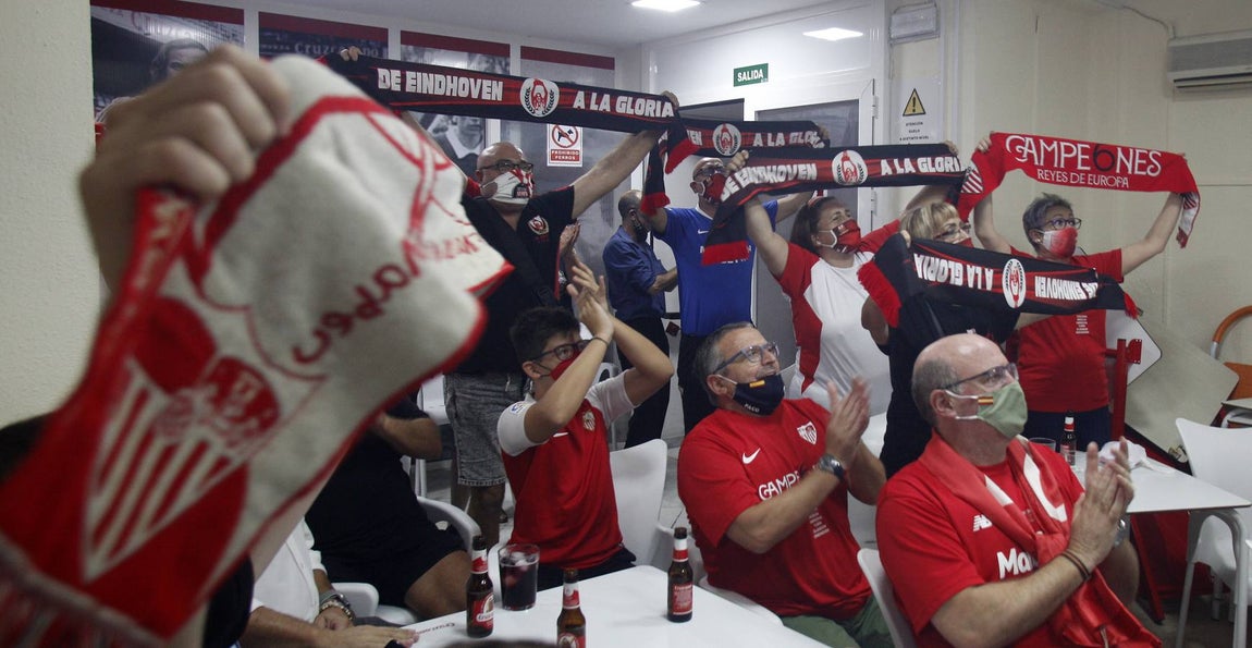 Así viven los aficionados sevillistas la final de la Supercopa de Europa
