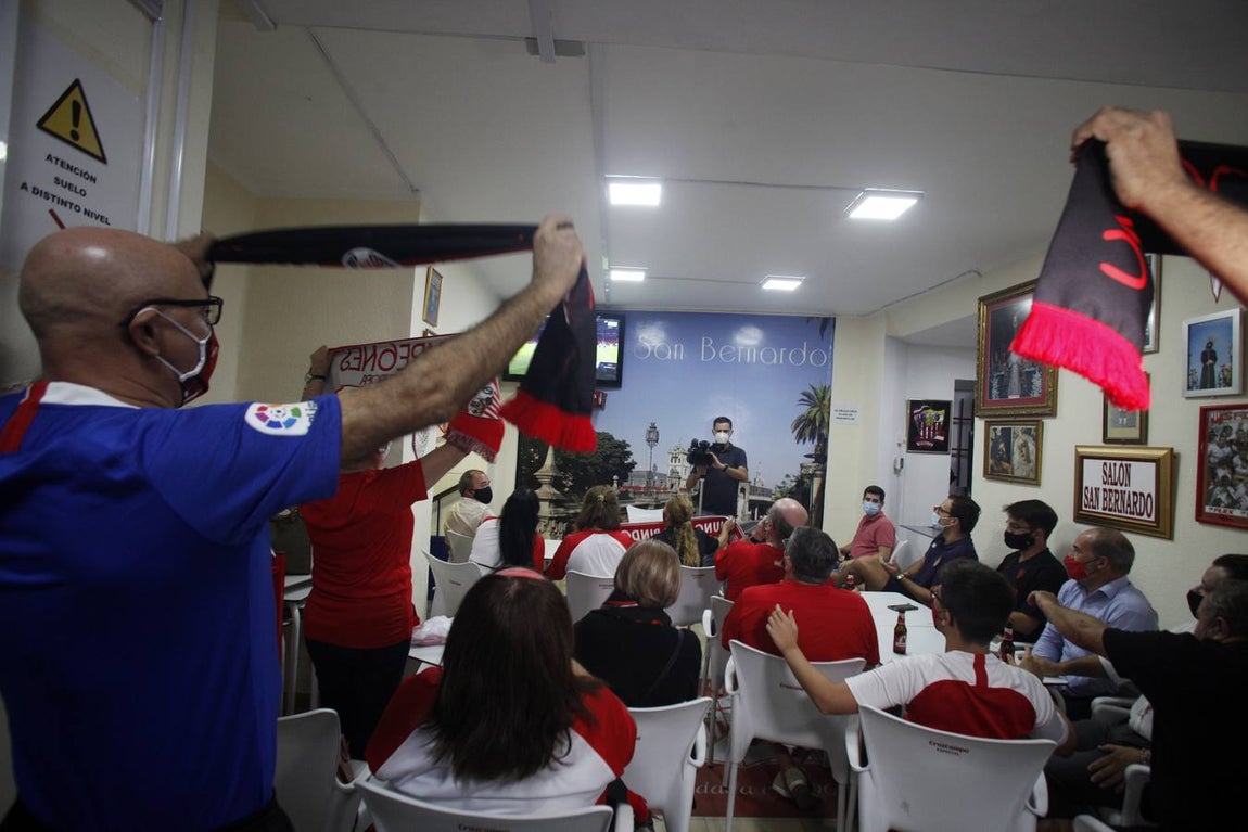 Así viven los aficionados sevillistas la final de la Supercopa de Europa
