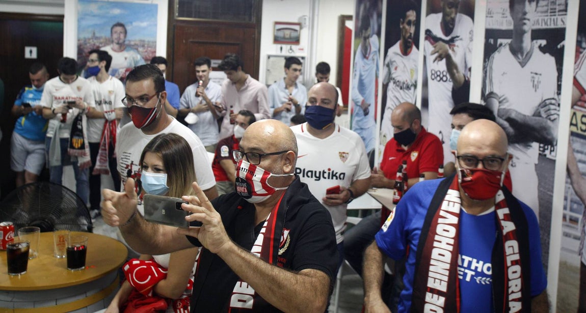 Así viven los aficionados sevillistas la final de la Supercopa de Europa