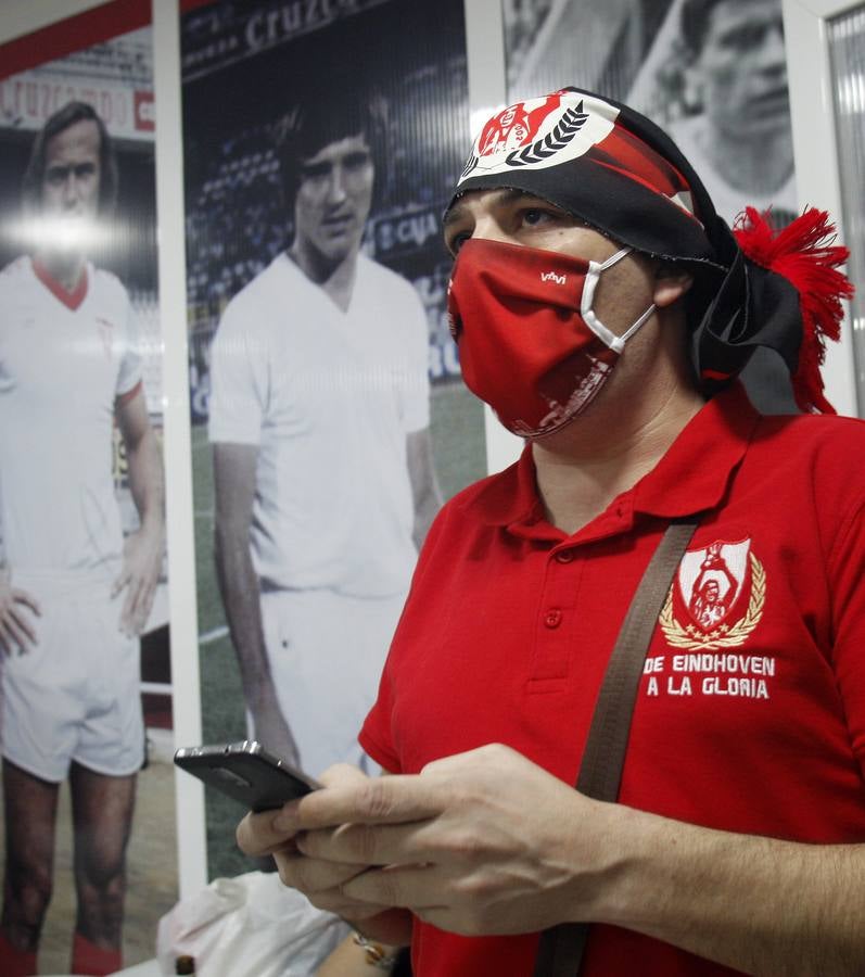 Así viven los aficionados sevillistas la final de la Supercopa de Europa