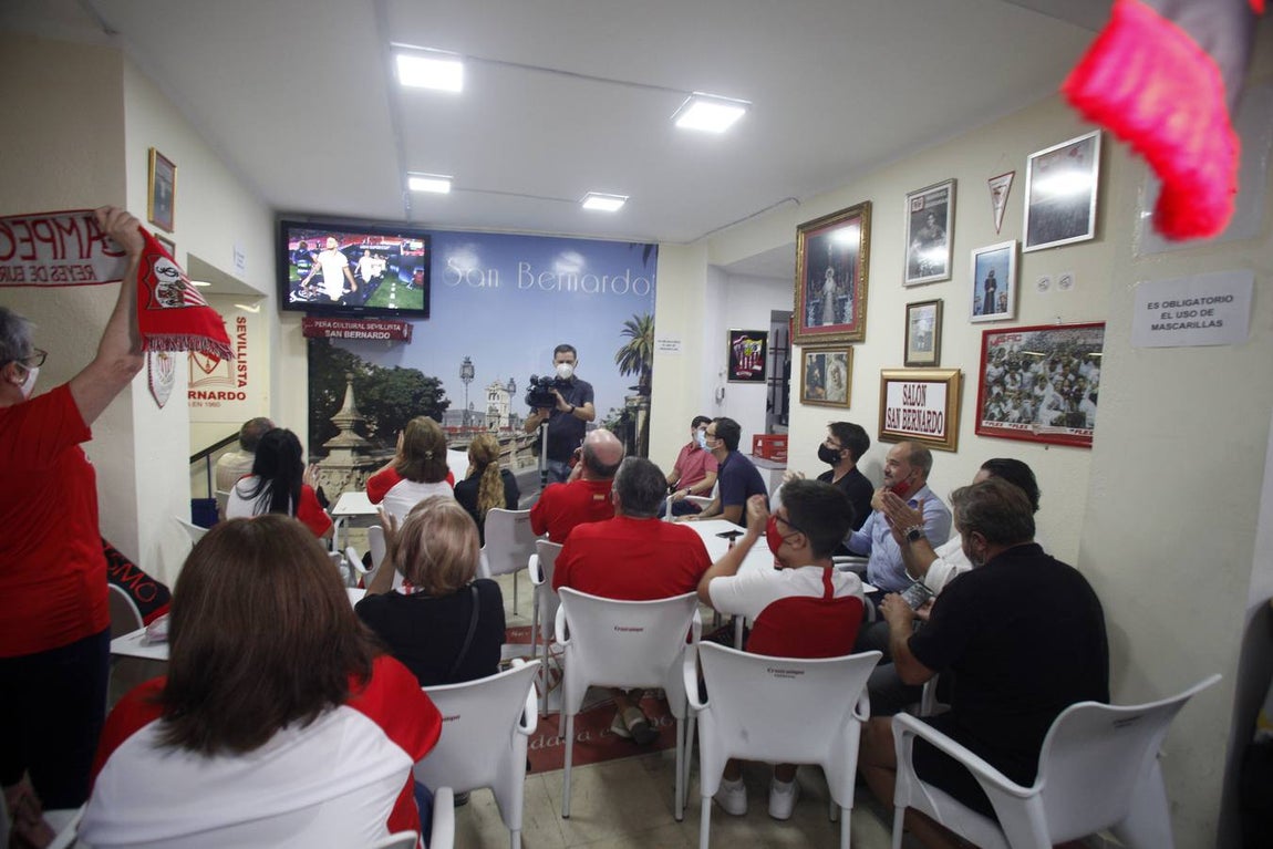 Así viven los aficionados sevillistas la final de la Supercopa de Europa