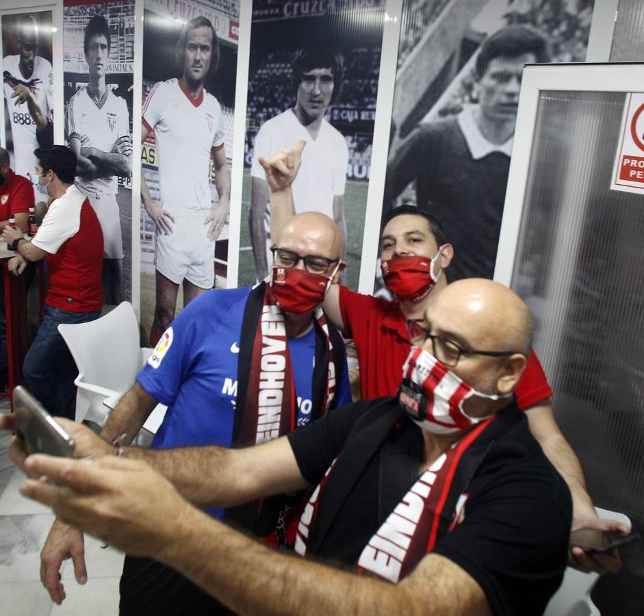 Así viven los aficionados sevillistas la final de la Supercopa de Europa
