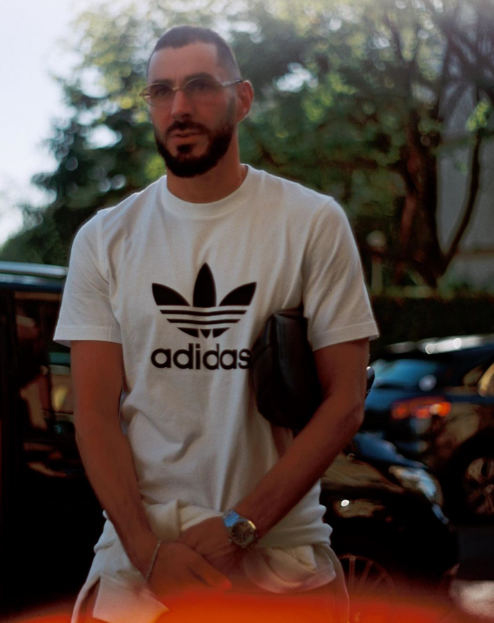 Karim Benzema, Real Madrid. El amor del delantero del Real Madrid por los coches de lujo es algo sabido por todos, ya que aprovecha la más mínima ocasión para compartir en sus redes sociales algunas imágenes de sus grandes joyas. Aunque no llegue al nivel de Cristiano, Benzema también cuenta con algunos de los modelos más caros y exclusivos del mercado, y aunque su colección no es tan extensa como la del portugués, sí alcanza cifras estratosféricas.