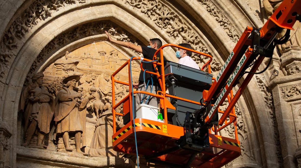 Así se cuidan las puertas de la Catedral de Sevilla