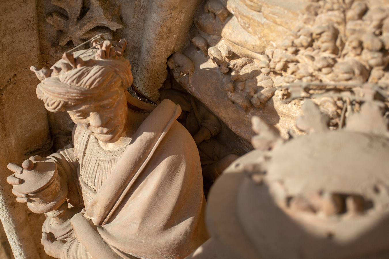 Así se cuidan las puertas de la Catedral de Sevilla